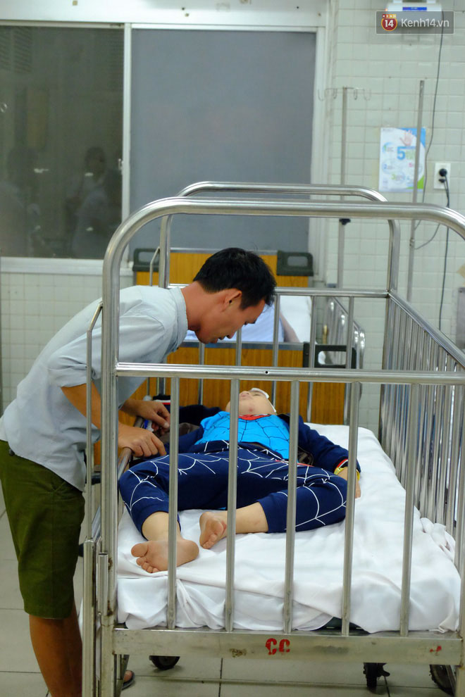 Bị pháo tự chế của con trai bắn vào mắt đêm giao thừa, người cha phải vượt hàng trăm cây số đến Sài Gòn cấp cứu