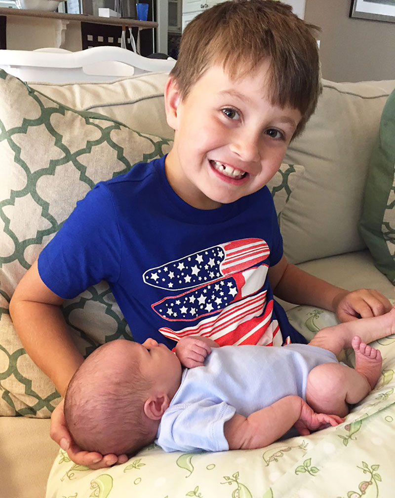 Hơn 1 thế kỷ sinh toàn con trai, dòng họ trưng biển to đùng giữa đường chào đón bé gái đầu tiên ra đời phá vỡ truyền thống 137 năm