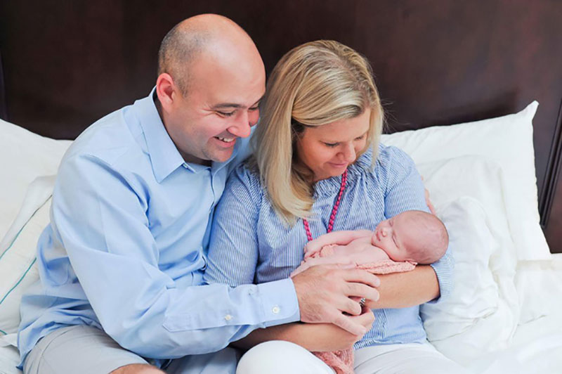 Hơn 1 thế kỷ sinh toàn con trai, dòng họ trưng biển to đùng giữa đường chào đón bé gái đầu tiên ra đời phá vỡ truyền thống 137 năm