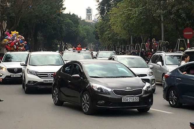 Người dân đi du xuân đầu năm đường phố Hà thành kẹt cứng