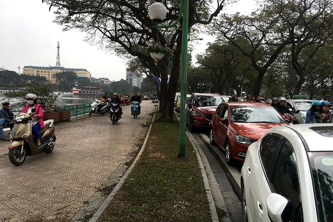 Người dân đi du xuân đầu năm đường phố Hà thành kẹt cứng