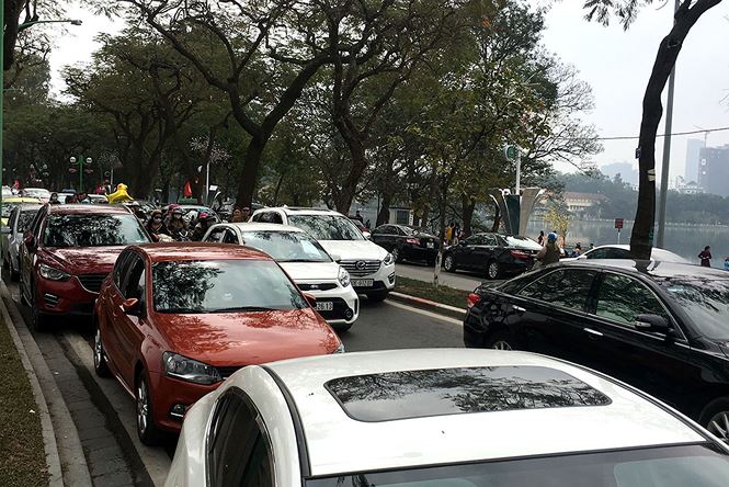 Người dân đi du xuân đầu năm đường phố Hà thành kẹt cứng Người dân đi du xuân đầu năm đường phố Hà thành kẹt cứng