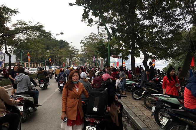 Người dân đi du xuân đầu năm đường phố Hà thành kẹt cứng