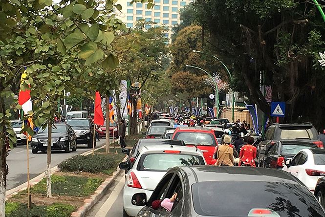 Người dân đi du xuân đầu năm đường phố Hà thành kẹt cứng Người dân đi du xuân đầu năm đường phố Hà thành kẹt cứng