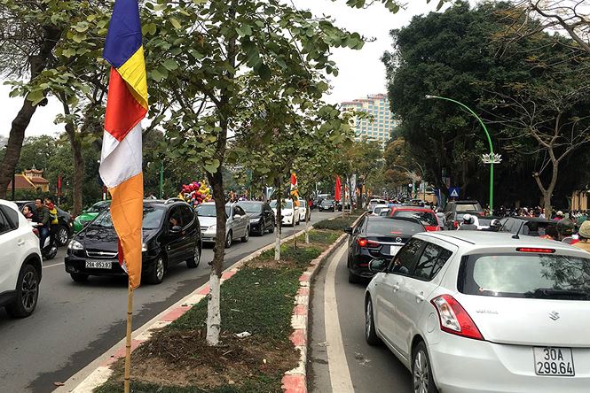 Người dân đi du xuân đầu năm đường phố Hà thành kẹt cứng