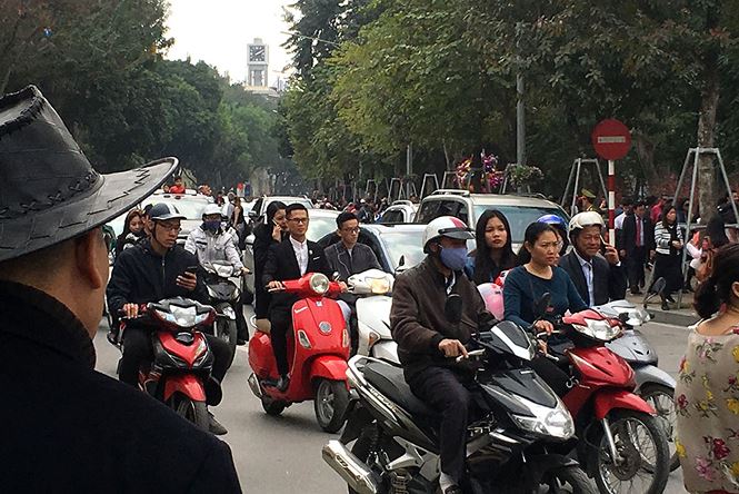 Người dân đi du xuân đầu năm đường phố Hà thành kẹt cứng