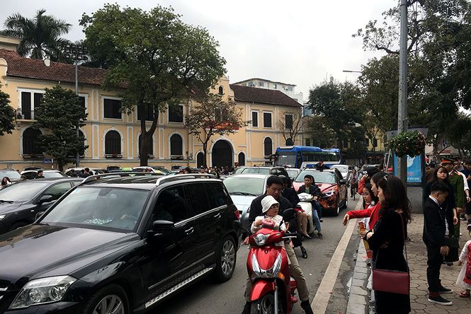 Người dân đi du xuân đầu năm đường phố Hà thành kẹt cứng