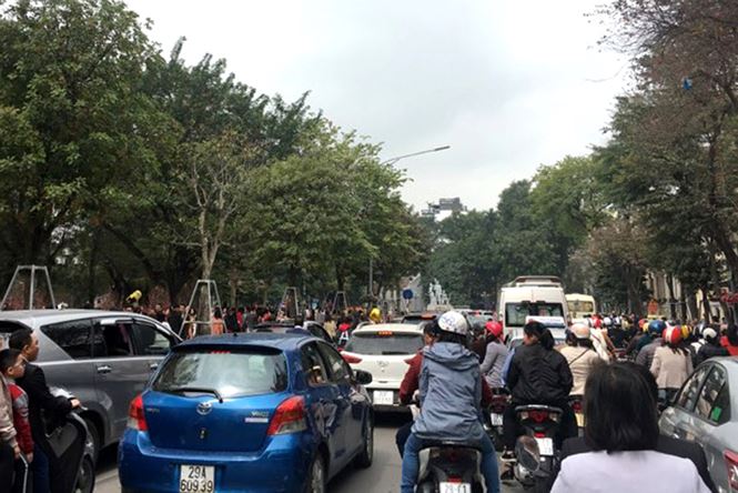 Người dân đi du xuân đầu năm đường phố Hà thành kẹt cứng