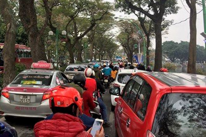 Người dân đi du xuân đầu năm đường phố Hà thành kẹt cứng