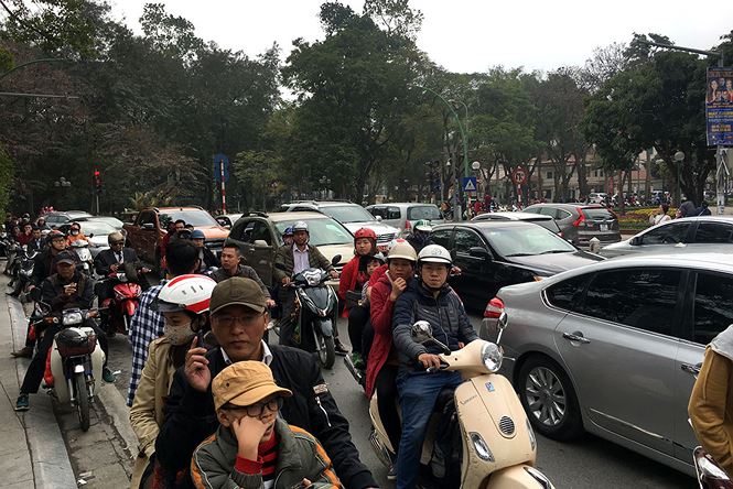 Người dân đi du xuân đầu năm đường phố Hà thành kẹt cứng