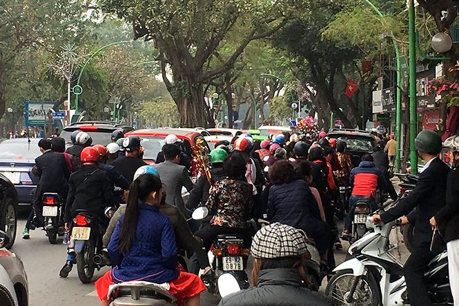 Người dân đi du xuân đầu năm đường phố Hà thành kẹt cứng