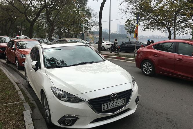 Người dân đi du xuân đầu năm đường phố Hà thành kẹt cứng