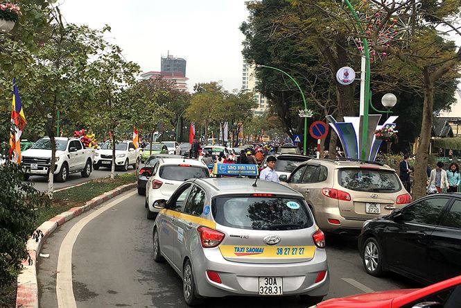 Người dân đi du xuân đầu năm đường phố Hà thành kẹt cứng