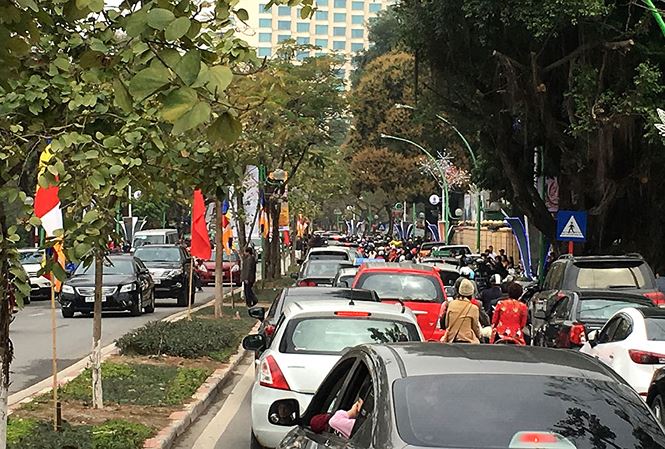 Người dân đi du xuân đầu năm đường phố Hà thành kẹt cứng