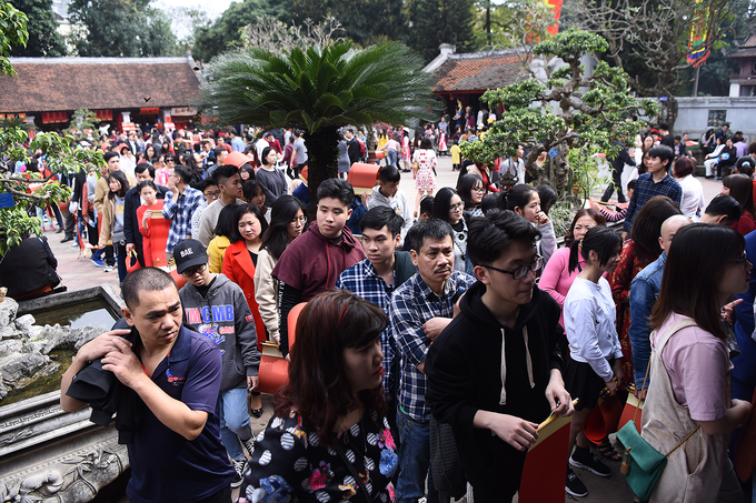 Hàng nghìn người chờ xin chữ ở Văn Miếu