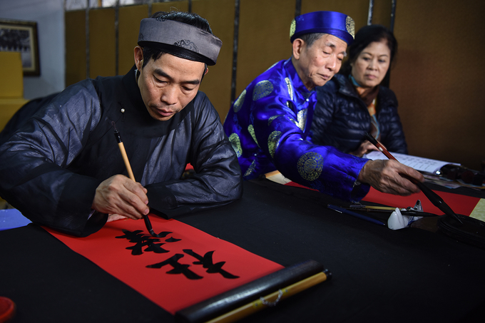 Hàng nghìn người chờ xin chữ ở Văn Miếu