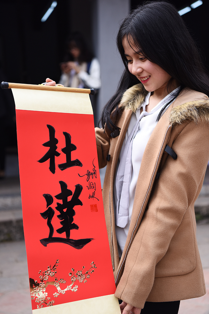 Hàng nghìn người chờ xin chữ ở Văn Miếu