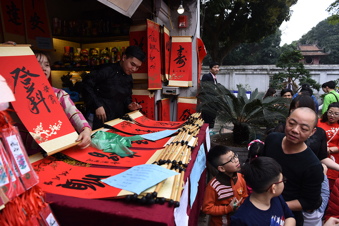 Hàng nghìn người chờ xin chữ ở Văn Miếu