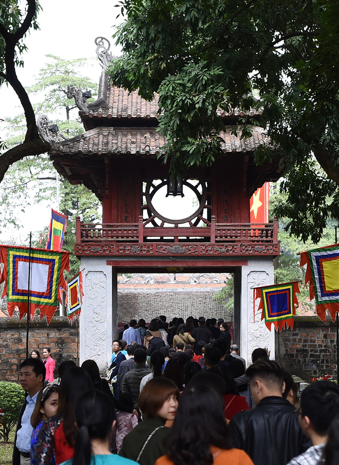 Hàng nghìn người chờ xin chữ ở Văn Miếu