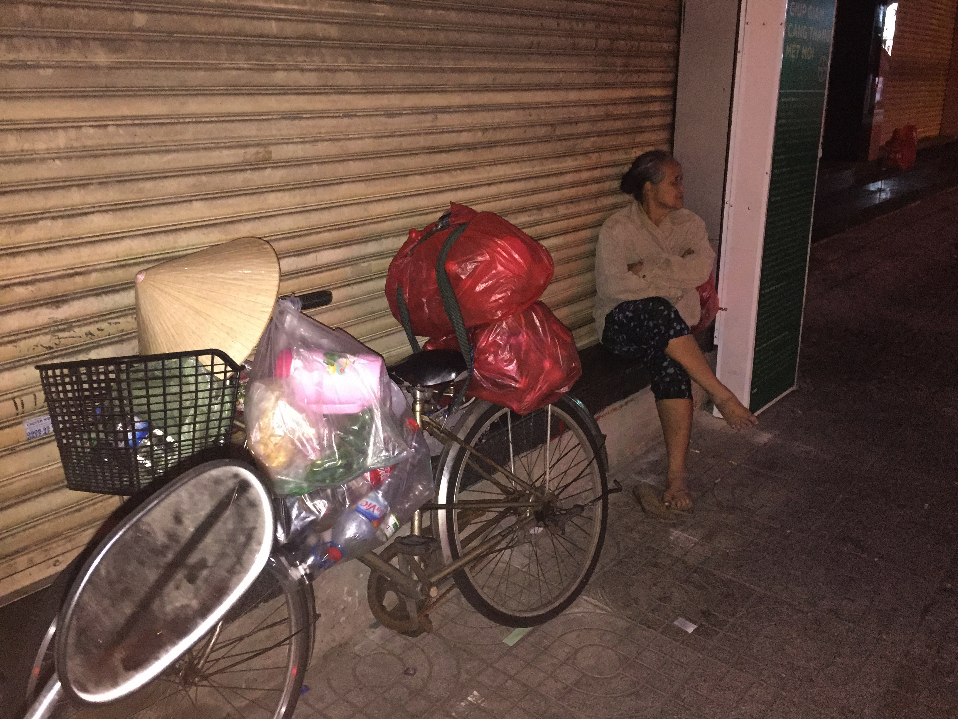 Những giấc ngủ bên vỉa hè Sài Gòn đêm mùng 1 Tết