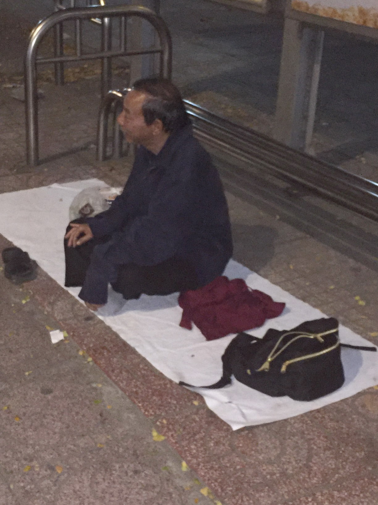 Những giấc ngủ bên vỉa hè Sài Gòn đêm mùng 1 Tết