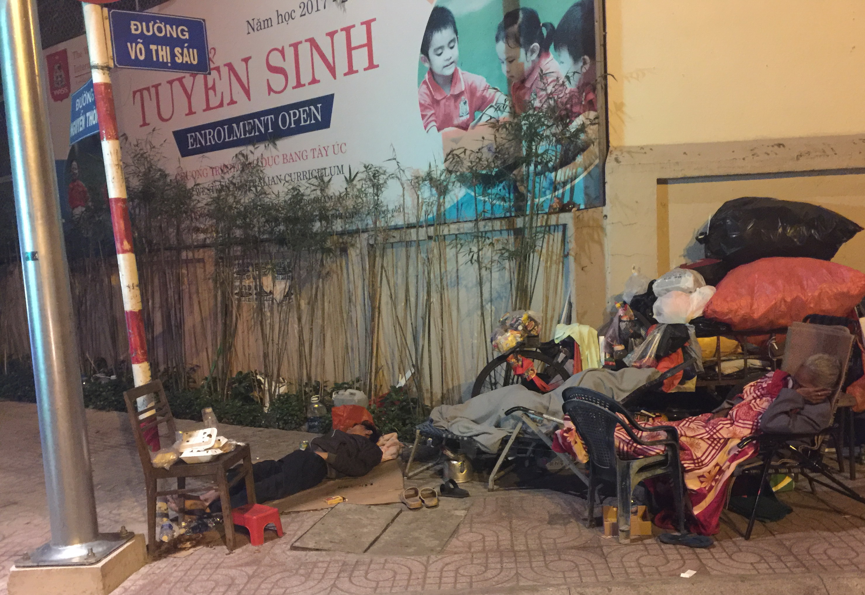 Những giấc ngủ bên vỉa hè Sài Gòn đêm mùng 1 Tết