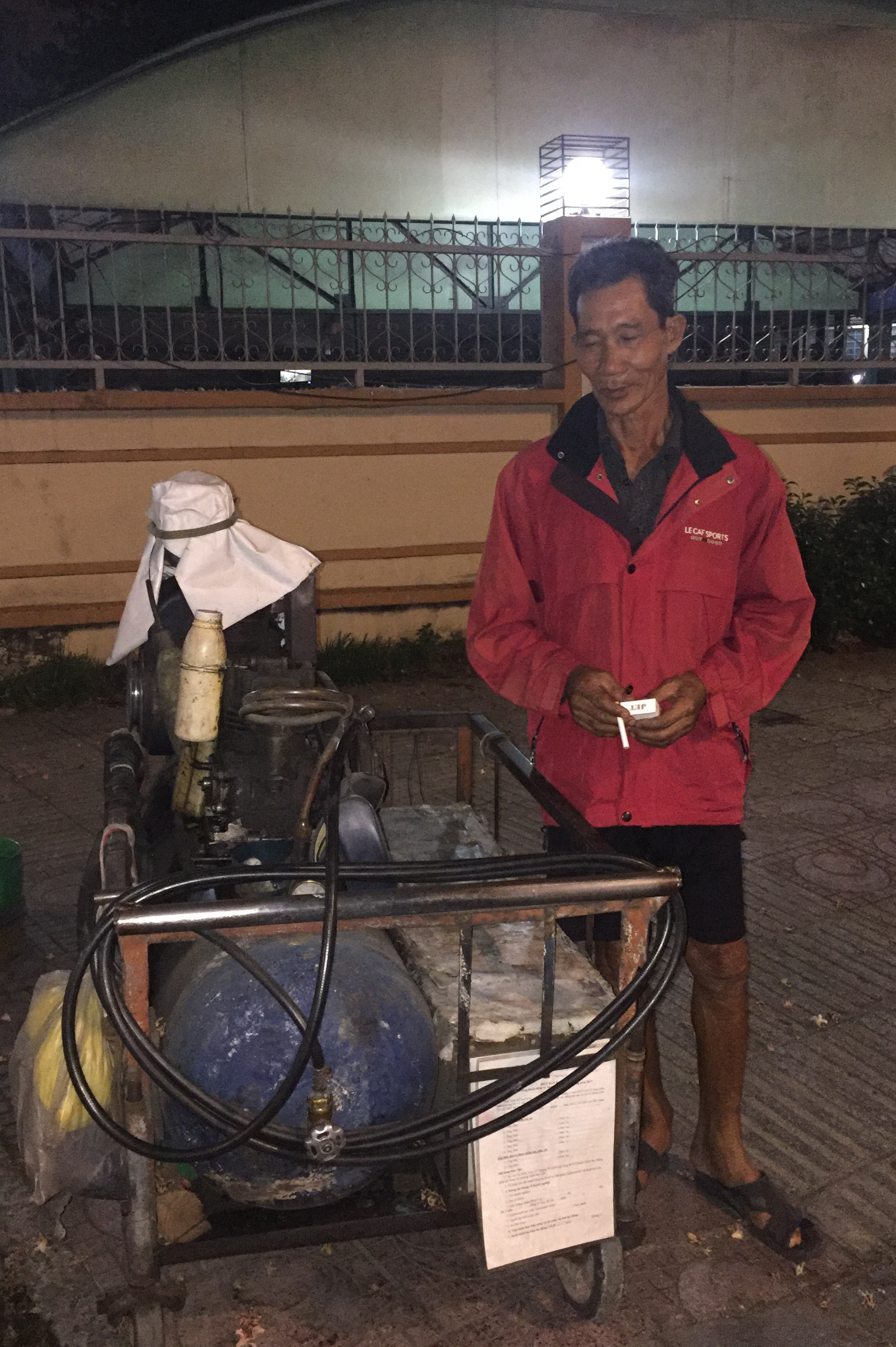 Những giấc ngủ bên vỉa hè Sài Gòn đêm mùng 1 Tết