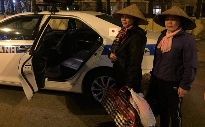 CSGT đưa 2 mẹ con giúp việc về quê ăn tết trước thời khắc giao thừa