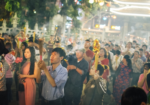 Sau giao thừa, hàng nghìn người Sài Gòn đổ về chùa đi lễ đầu năm
