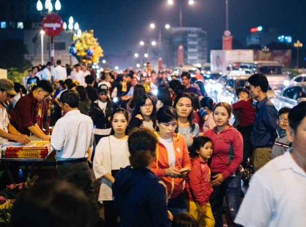 Sau giao thừa, hàng nghìn người Sài Gòn đổ về chùa đi lễ đầu năm