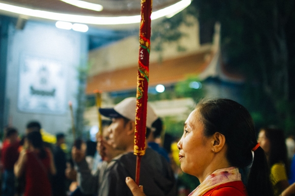 Sau giao thừa, hàng nghìn người Sài Gòn đổ về chùa đi lễ đầu năm