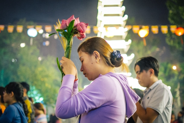 Sau giao thừa, hàng nghìn người Sài Gòn đổ về chùa đi lễ đầu năm