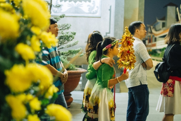 Sau giao thừa, hàng nghìn người Sài Gòn đổ về chùa đi lễ đầu năm