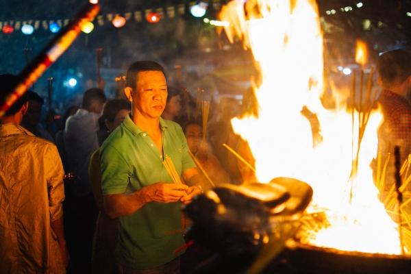 Sau giao thừa, hàng nghìn người Sài Gòn đổ về chùa đi lễ đầu năm