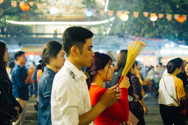 Sau giao thừa, hàng nghìn người Sài Gòn đổ về chùa đi lễ đầu năm