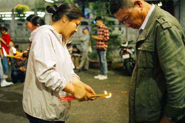 Sau giao thừa, hàng nghìn người Sài Gòn đổ về chùa đi lễ đầu năm