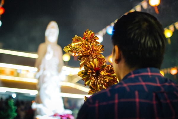 Sau giao thừa, hàng nghìn người Sài Gòn đổ về chùa đi lễ đầu năm