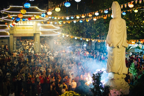 Sau giao thừa, hàng nghìn người Sài Gòn đổ về chùa đi lễ đầu năm