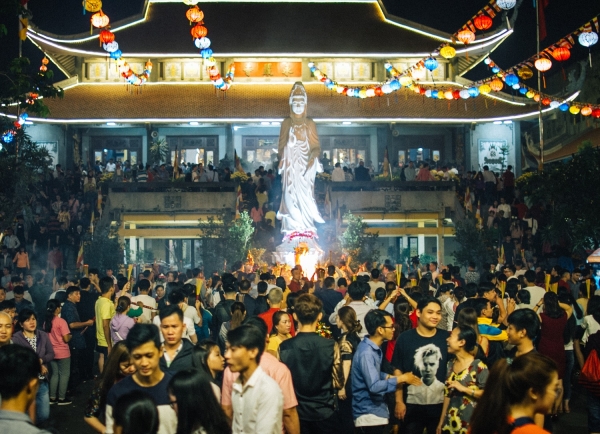 Sau giao thừa, hàng nghìn người Sài Gòn đổ về chùa đi lễ đầu năm