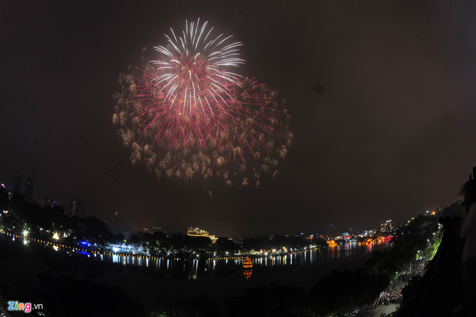 15 phút pháo hoa chào năm mới tại Hà Nội, Sài Gòn