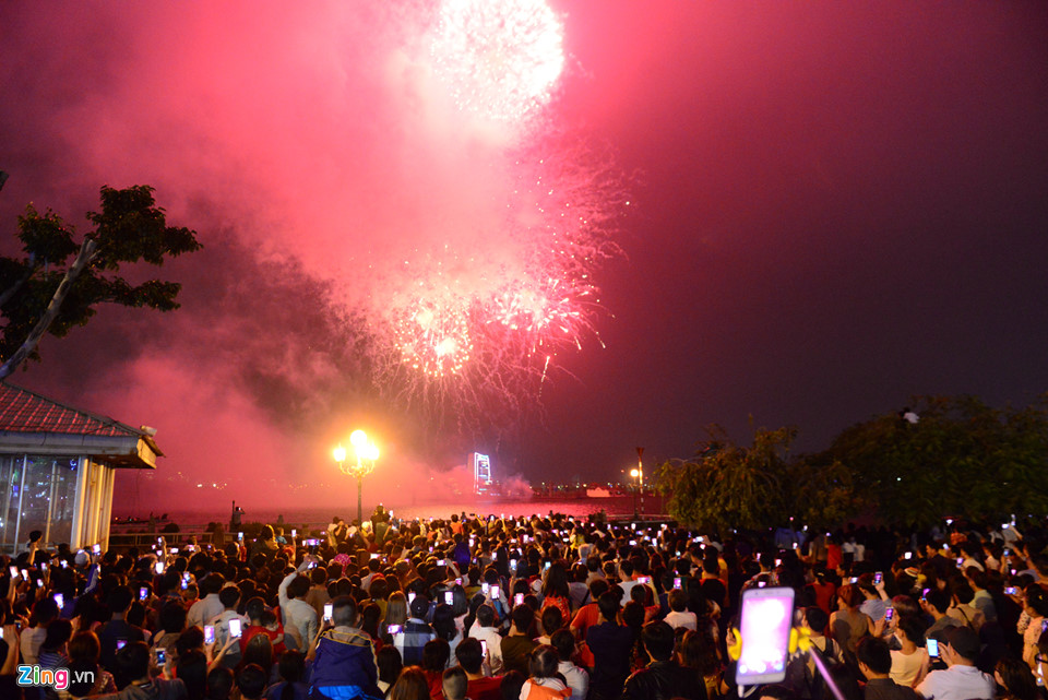 15 phút pháo hoa chào năm mới tại Hà Nội, Sài Gòn