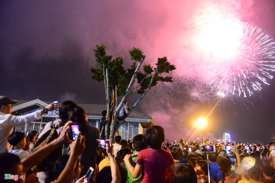 15 phút pháo hoa chào năm mới tại Hà Nội, Sài Gòn
