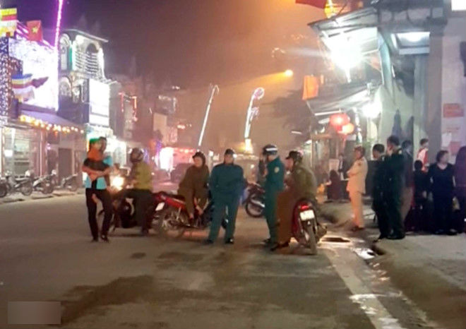 Pháo rực sáng đêm giao thừa ở Hà Tĩnh