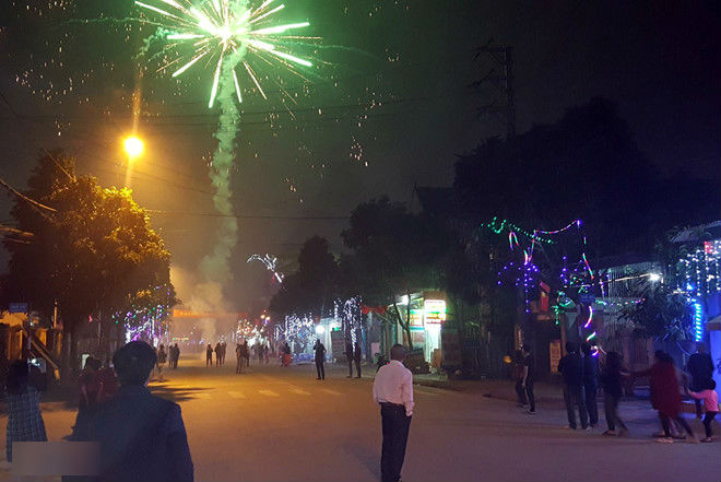 Pháo rực sáng đêm giao thừa ở Hà Tĩnh