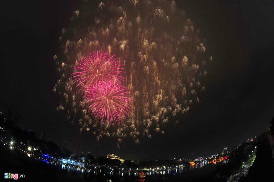 15 phút pháo hoa chào năm mới tại Hà Nội, Sài Gòn