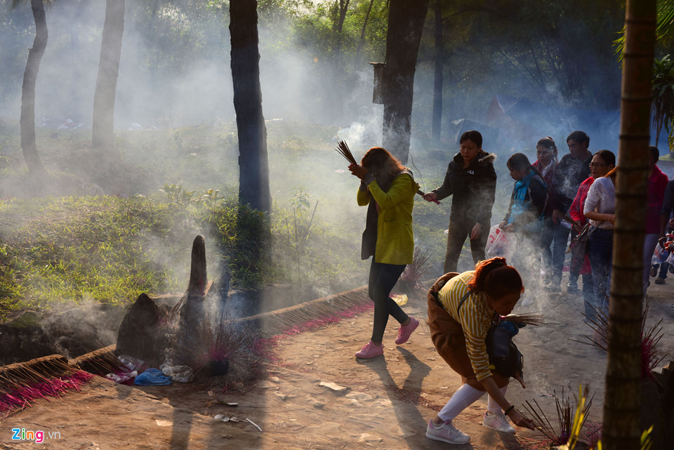 Cắm hương bừa bãi, xả rác ngập ngụa chốn linh thiêng