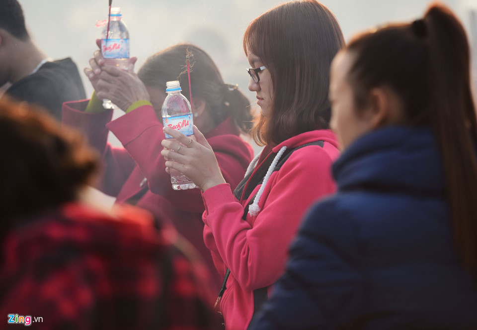 Cắm hương bừa bãi, xả rác ngập ngụa chốn linh thiêng