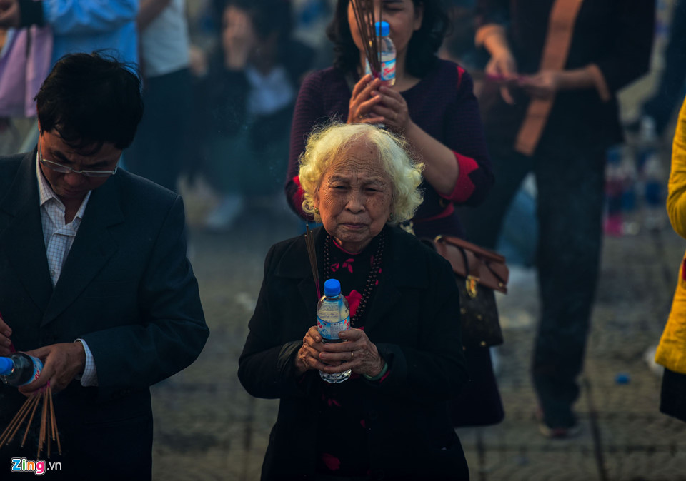 Cắm hương bừa bãi, xả rác ngập ngụa chốn linh thiêng