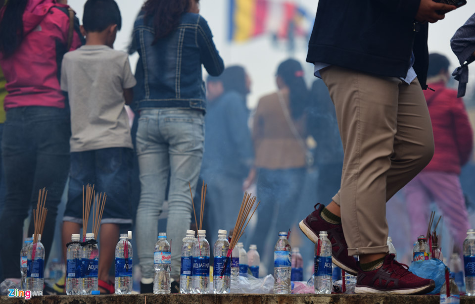 Cắm hương bừa bãi, xả rác ngập ngụa chốn linh thiêng