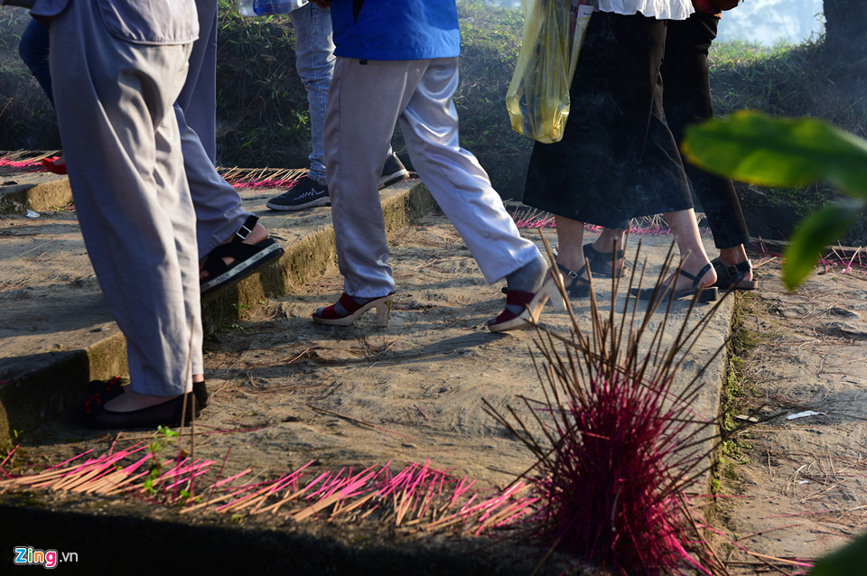 Cắm hương bừa bãi, xả rác ngập ngụa chốn linh thiêng